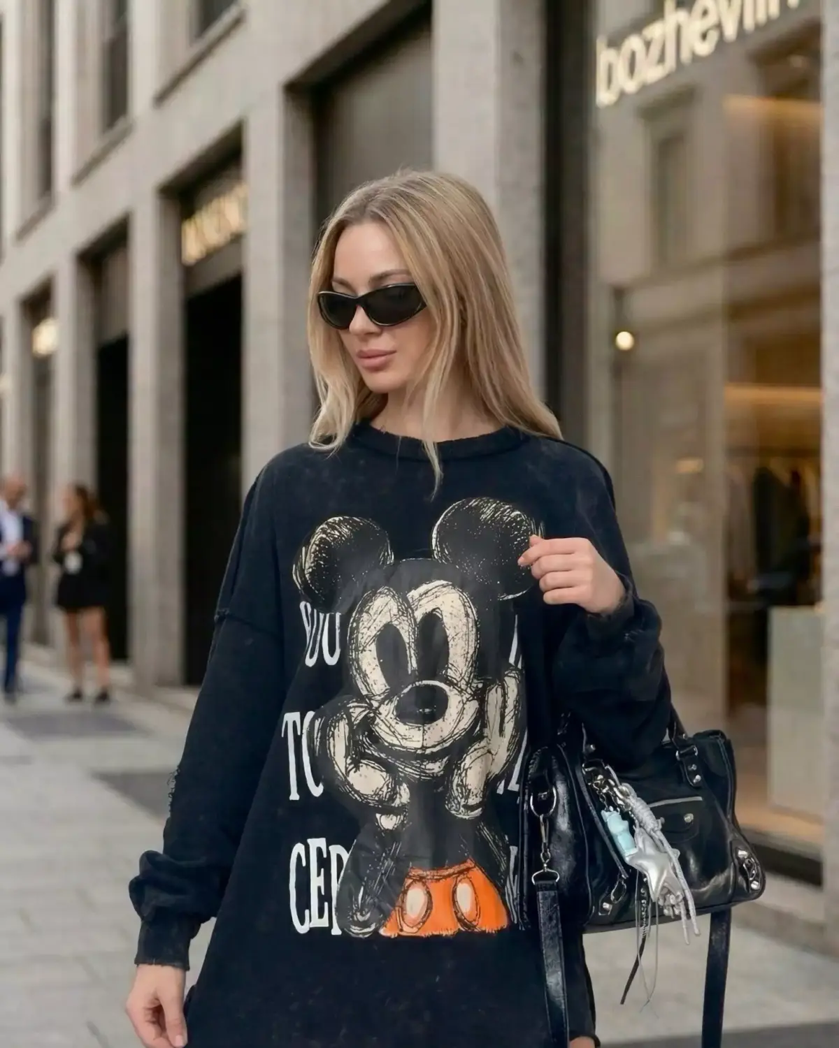 Футболка з міккі в чорному — street monolith lookbook 2