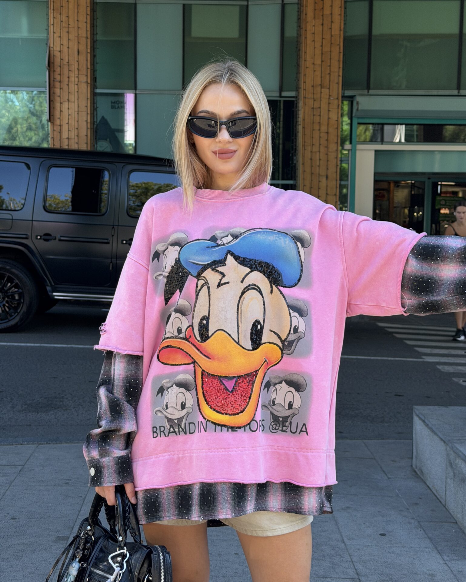 Лонгслів з качкою рожевий Daisy Duck — on model · Bozhevilno
