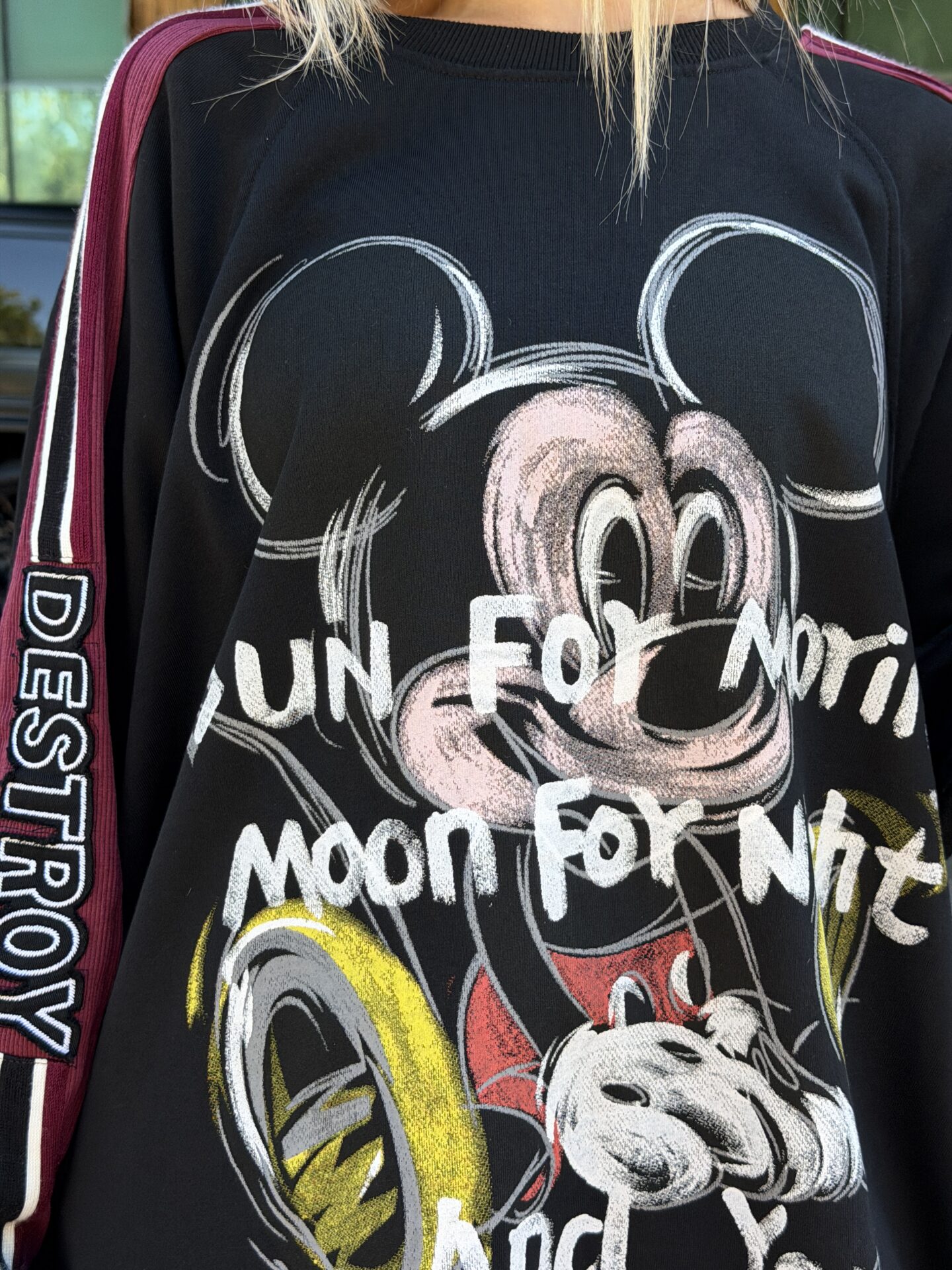 Лонгслів із дизайнерським артом Mickey Mouse та лампасами чорний — on model · Bozhevilno